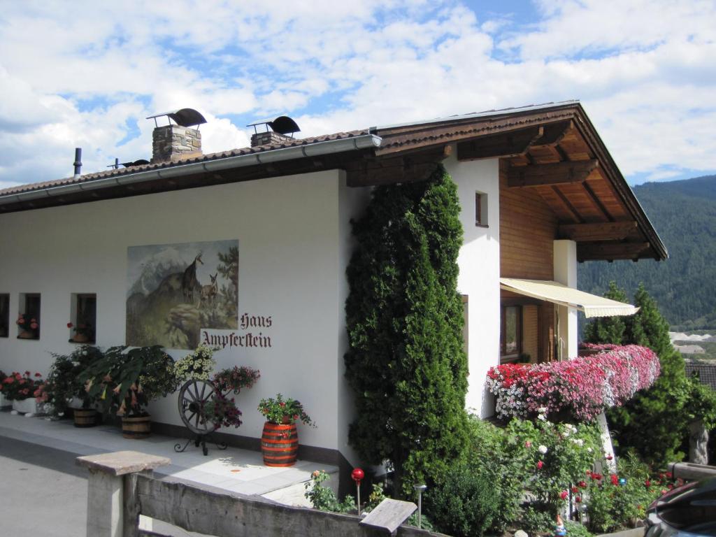 ein Gebäude mit nebenstehenden Pflanzen in der Unterkunft Haus Ampferstein in Telfes im Stubai