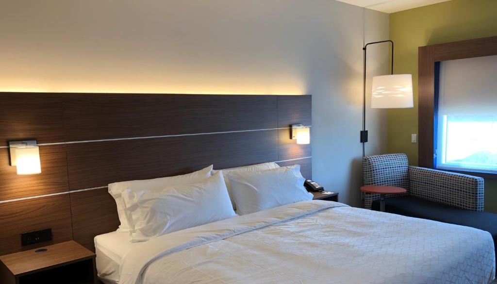 A bed or beds in a room at Holiday Inn Express & Suites - Springfield North, an IHG Hotel