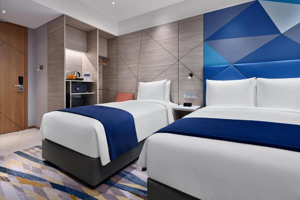 Giường trong phòng chung tại Holiday Inn Express Singapore Serangoon by IHG