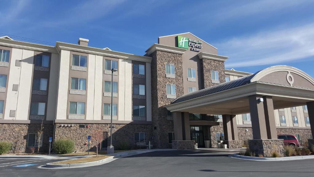 d'un hôtel avec un bâtiment dans l'établissement Holiday Inn Express & Suites Springville-South Provo Area, an IHG Hotel, à Springville