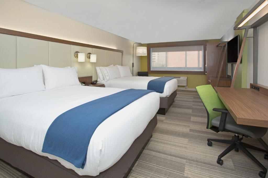 Habitación de hotel con 2 camas y escritorio en Holiday Inn Express & Suites Perryton, an IHG Hotel, en Lord