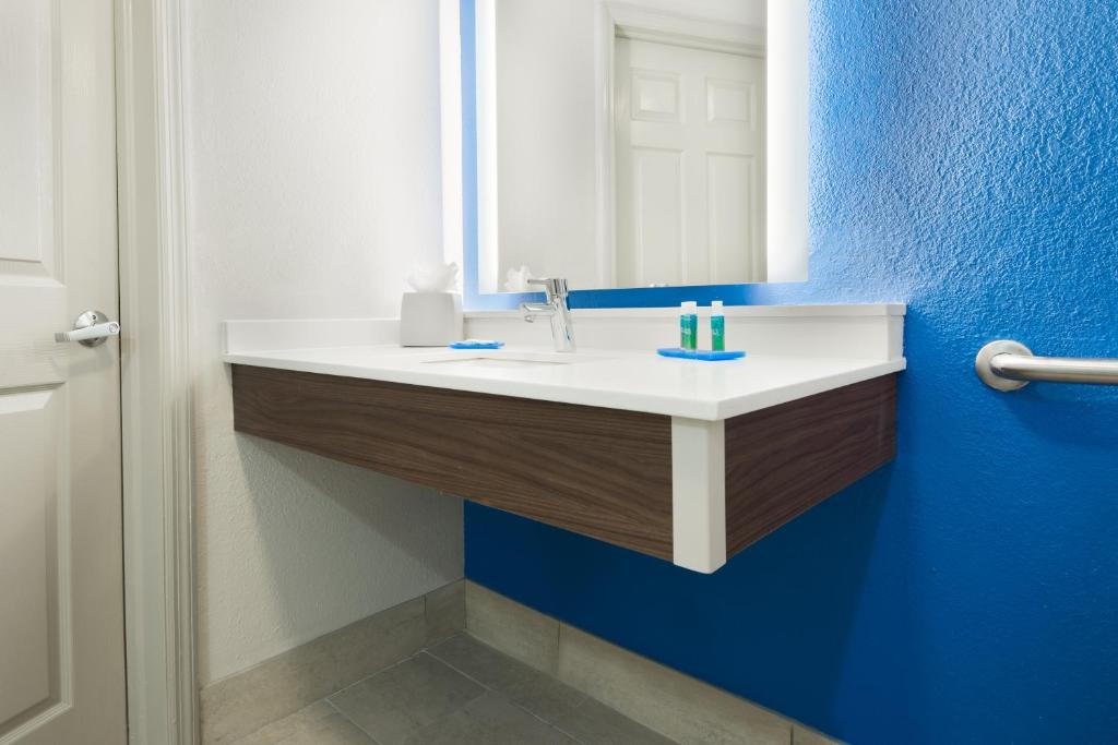 Holiday Inn Express & Suites - Nearest Universal Orlando, an IHG Hotel - Suite Avec Baignoire Accessible À La Mobilité - Non-Fumeurs