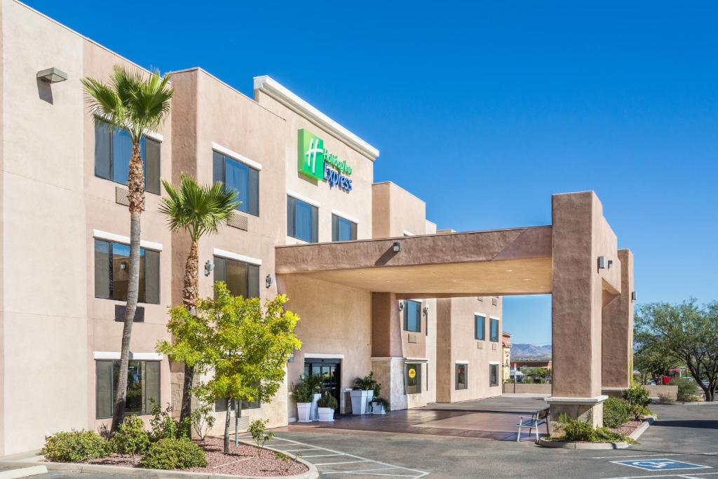 eine Darstellung der Vorderseite eines Hotels in der Unterkunft Holiday Inn Express Hotel & Suites Nogales, an IHG Hotel in Nogales