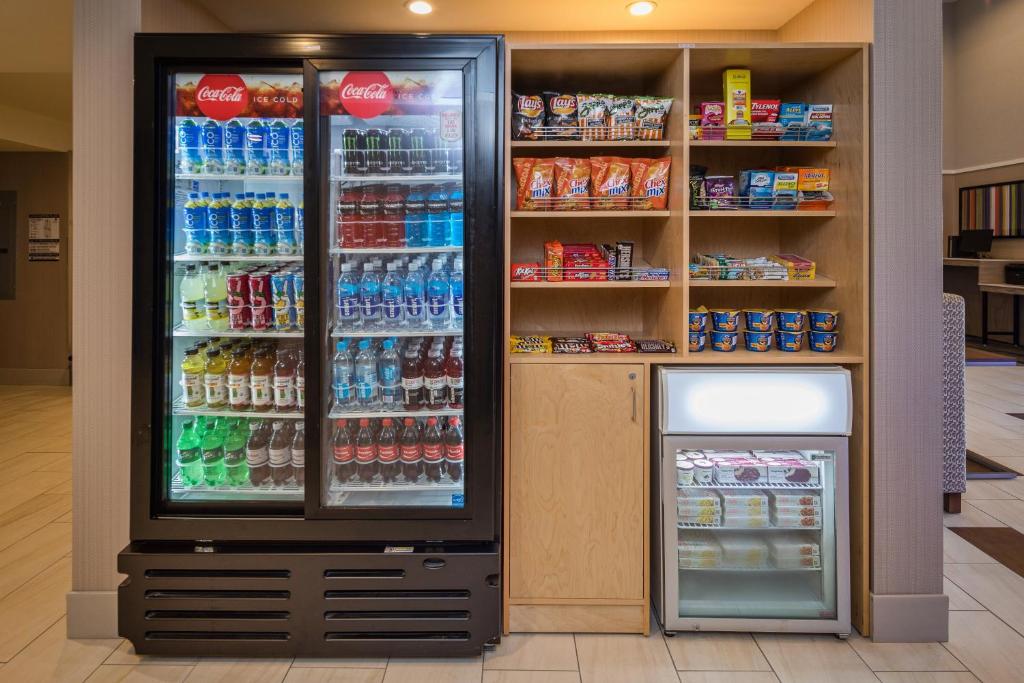 una gran nevera de refrescos en una tienda en Holiday Inn Express - Sunnyvale - Silicon Valley by IHG, en Sunnyvale