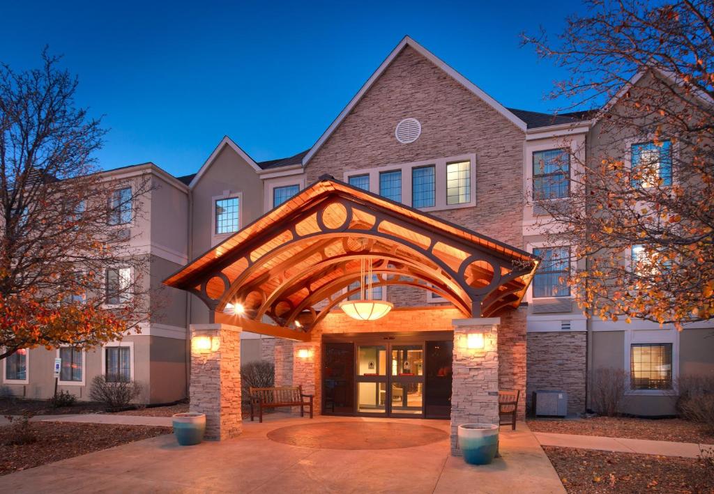 una casa con un arco frente a un edificio en Staybridge Suites Peoria Downtown, an IHG Hotel, en Peoria