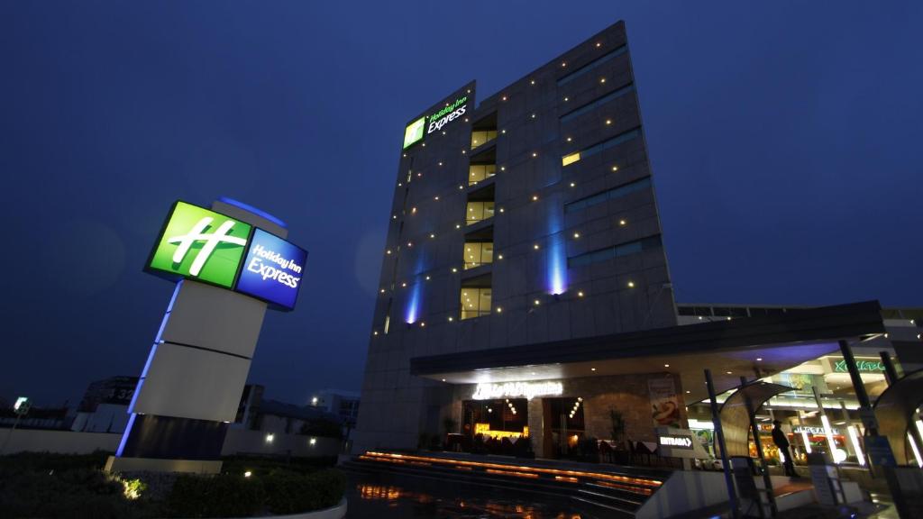un hôtel avec un panneau devant un bâtiment dans l'établissement Holiday Inn Express Toluca Galerias Metepec, an IHG Hotel, à Toluca