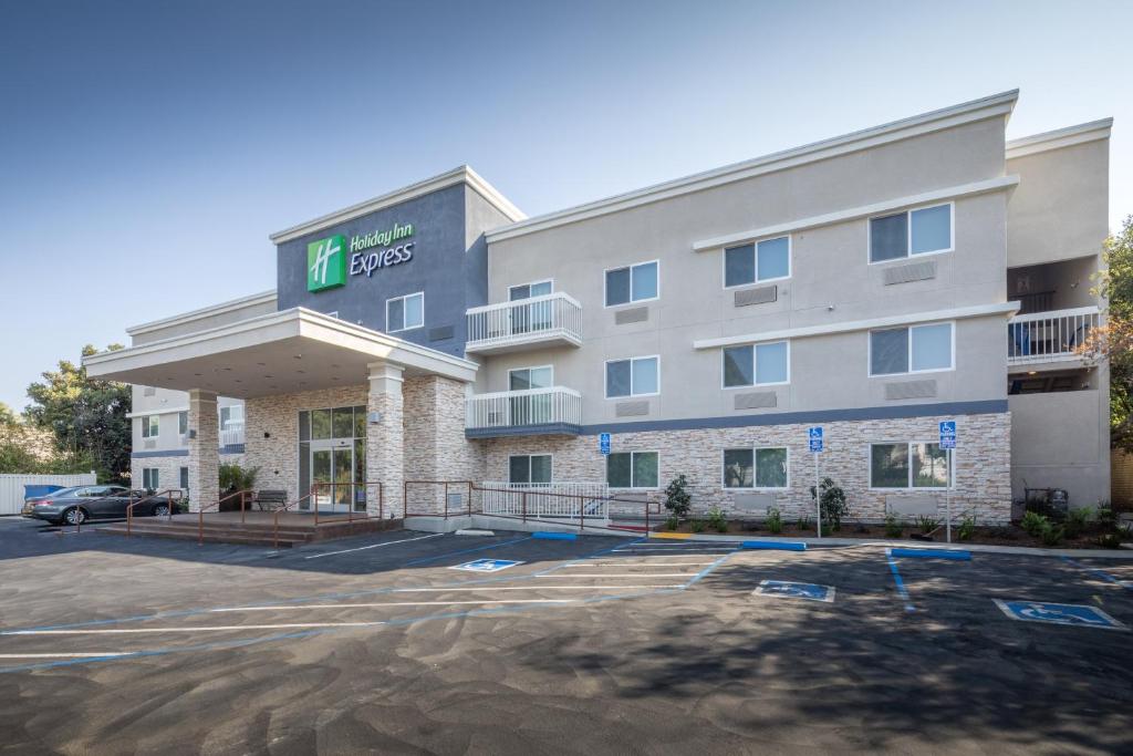 un hotel con un estacionamiento delante de él en Holiday Inn Express - Sunnyvale - Silicon Valley, an IHG Hotel, en Sunnyvale