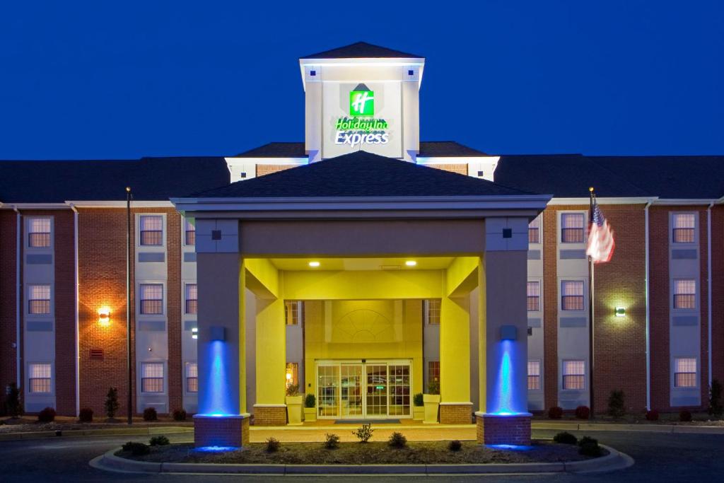 un hotel con un cartel en la parte superior de un edificio en Holiday Inn Express Prince Frederick, an IHG Hotel en Prince Frederick