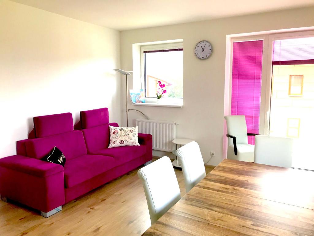 sala de estar con sofá púrpura y mesa en Luxury Keilberg Apartment, en Loucná pod Klínovcem