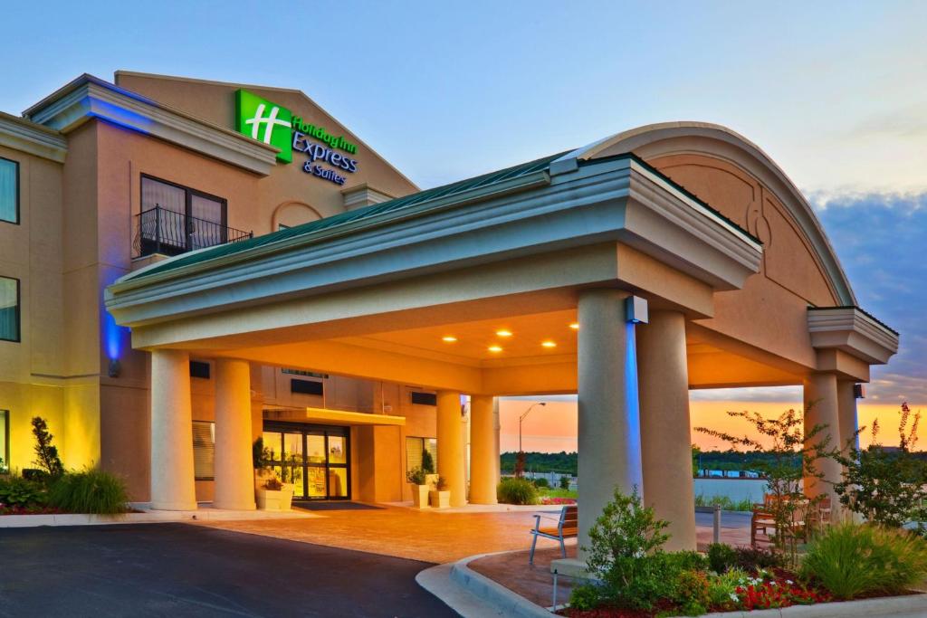 um hotel com uma placa na frente em Holiday Inn Express Hotel & Suites Muskogee, an IHG Hotel em Muskogee