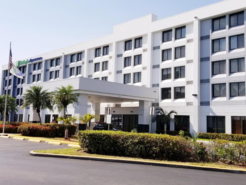 una imagen de la parte delantera de un hotel en Holiday Inn Express Hotel & Suites Miami - Hialeah, an IHG Hotel, en Hialeah