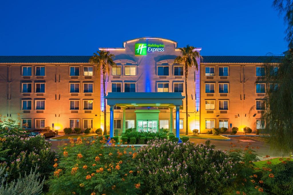 um hotel com uma placa na frente em Holiday Inn Express Peoria North - Glendale, an IHG Hotel em Peoria