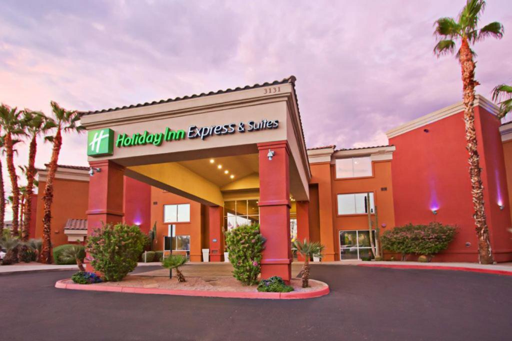 un hotel con un cartel frente a un edificio en Holiday Inn Express Hotel & Suites Scottsdale - Old Town, an IHG Hotel, en Scottsdale