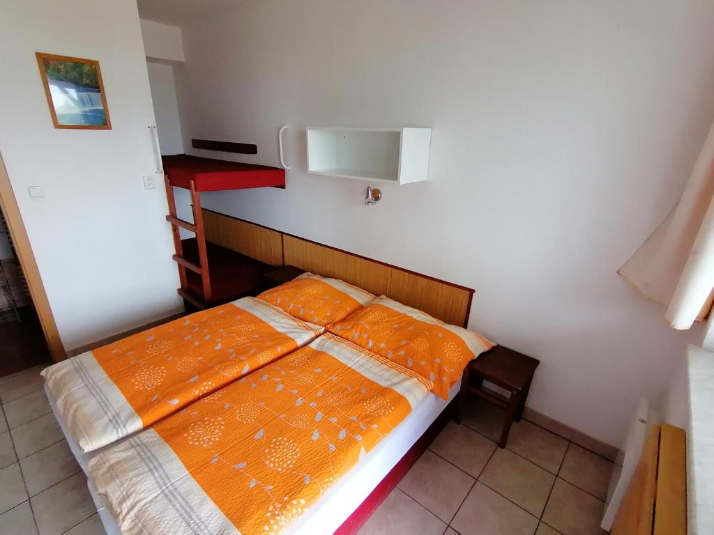 Postel nebo postele na pokoji v ubytování Penzion Nad jezerem
