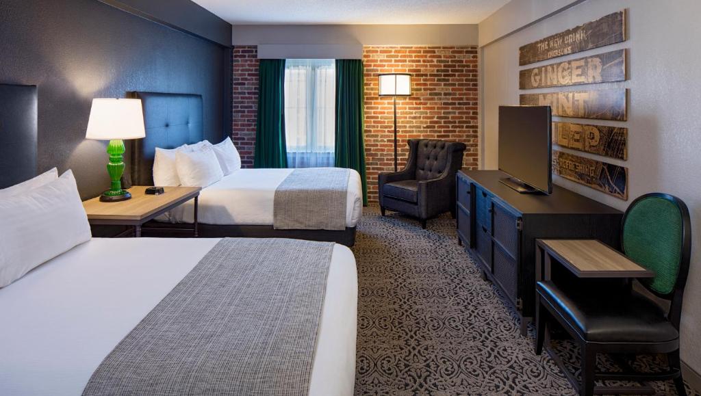 Habitación de hotel con 2 camas y TV en Holiday Inn Hotel French Quarter-Chateau Lemoyne, an IHG Hotel en Nueva Orleans