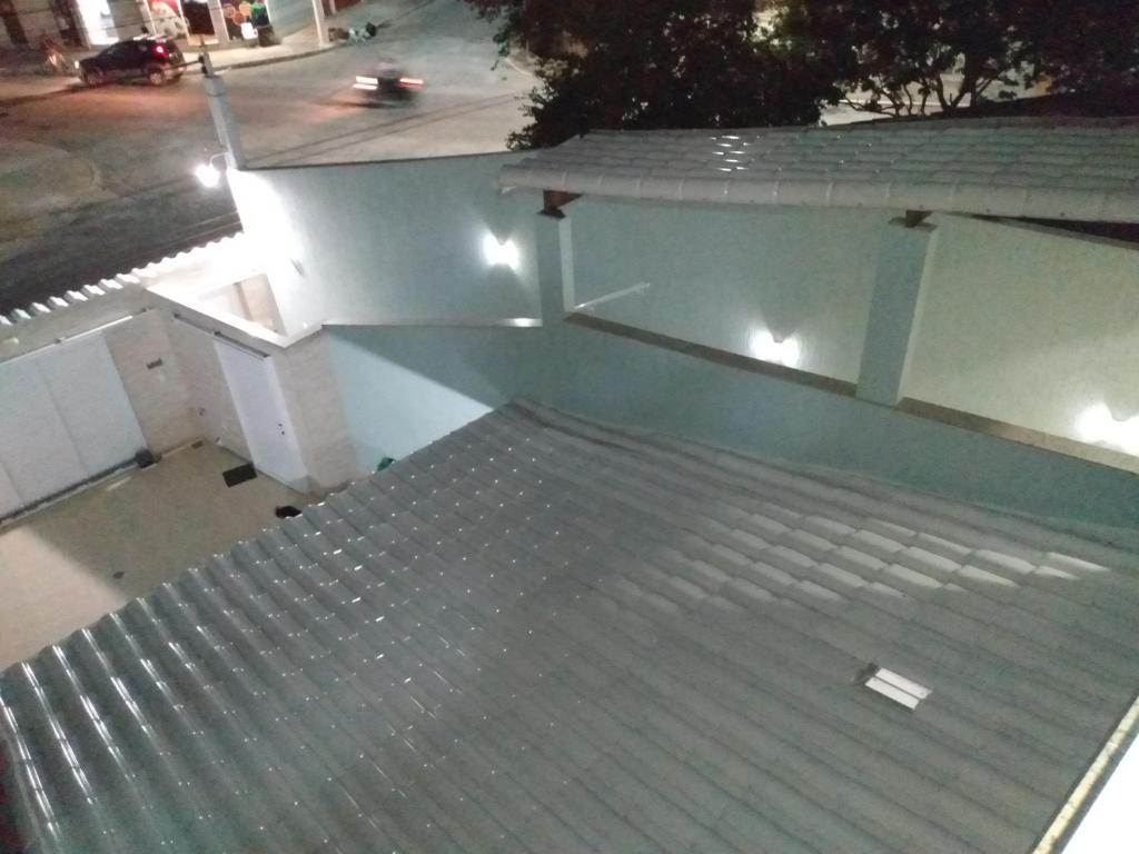 an overhead view of a roof with lights on it at Casa para temporada in Cabo Frio