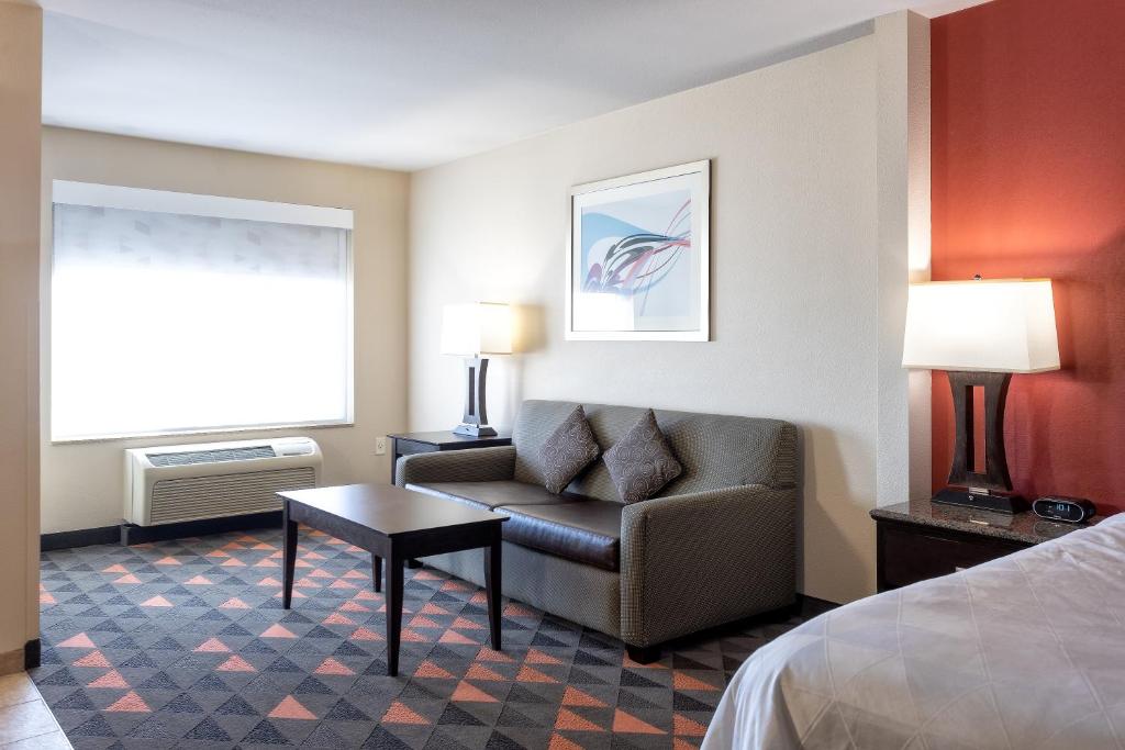 Holiday Inn Oceanside Marina Camp Pendleton by IHG - King Suite Con Sofá Cama