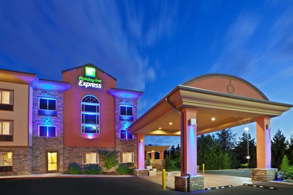 a hotel with a gazebo in front of it at Holiday Inn Express Portland South - Lake Oswego, an IHG Hotel in Lake Oswego