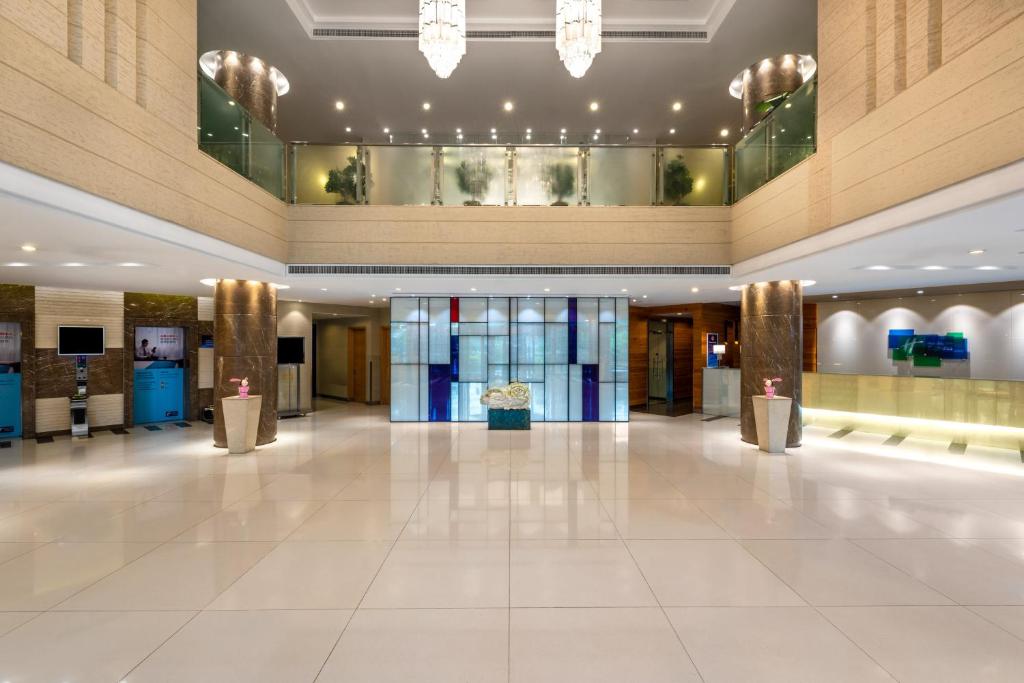 un vestíbulo de un hotel con un gran suelo de baldosa blanca en Holiday Inn Express Shangdi Beijing, an IHG Hotel, en Beijing