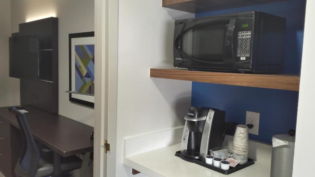 Holiday Inn Express & Suites Mississauga-Toronto Southwest by IHG