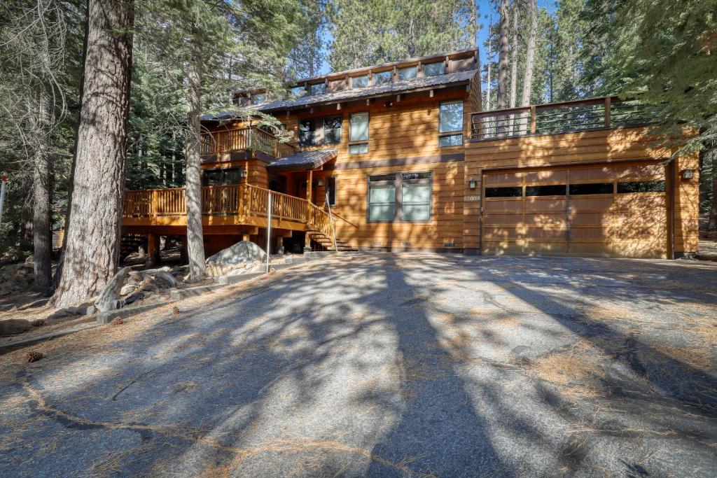una grande casa in legno in mezzo a una foresta di Tahoe Donner Tree House Retreat a Truckee