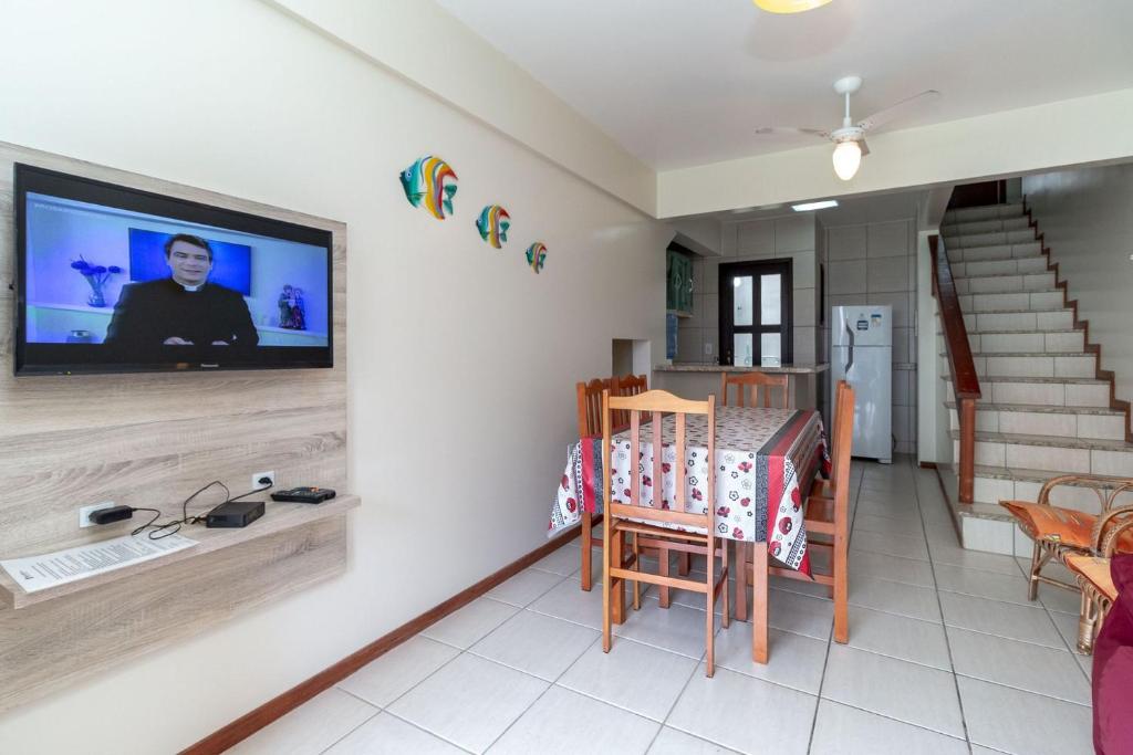  Apartamento 2 Dormitórios a 150m da Praia Bombas