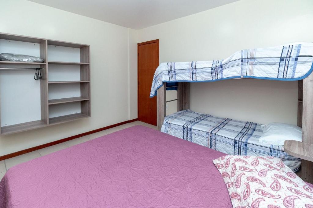  Apartamento 2 Dormitórios a 150m da Praia Bombas