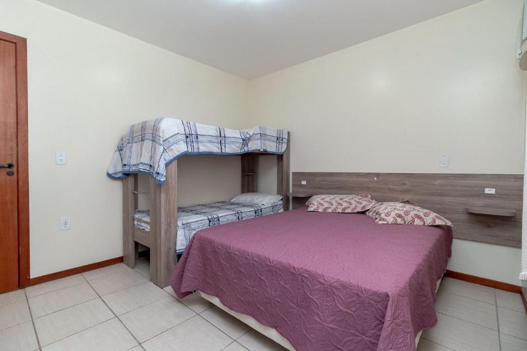  Apartamento 2 Dormitórios a 150m da Praia Bombas