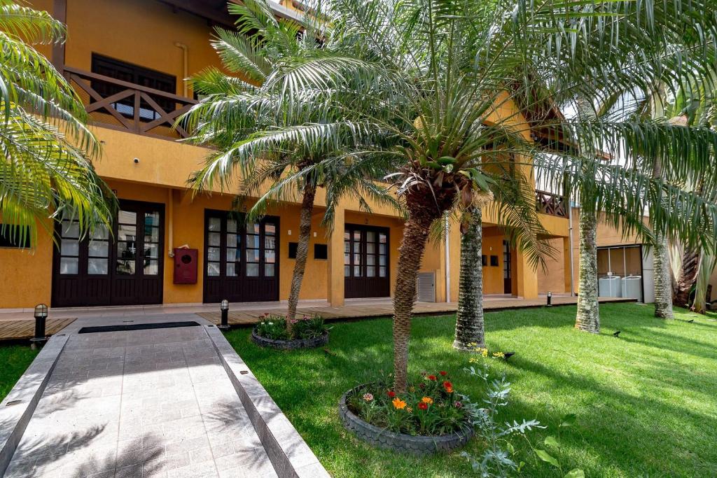  Apartamento 2 Dormitórios a 150m da Praia Bombas