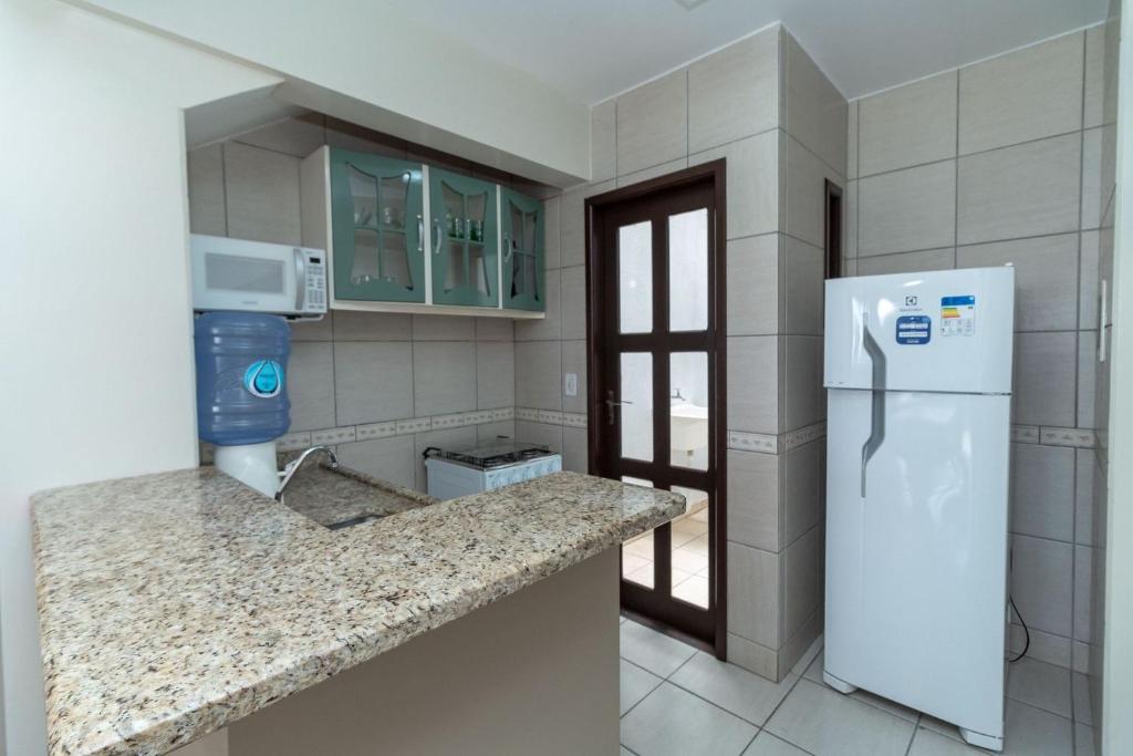  Apartamento 2 Dormitórios a 150m da Praia Bombas