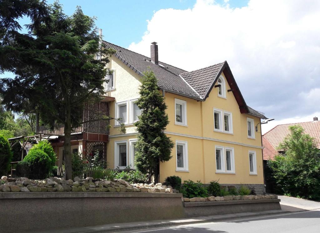 żółty dom z czarnym dachem w obiekcie Willkommen im Kalletal w mieście Kalletal