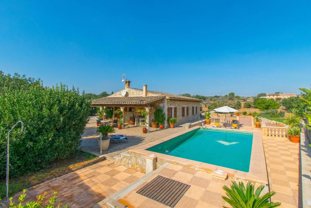 Bazén v ubytovaní Finca SA ROTA by Mallorca Villa Selection alebo v jeho blízkosti