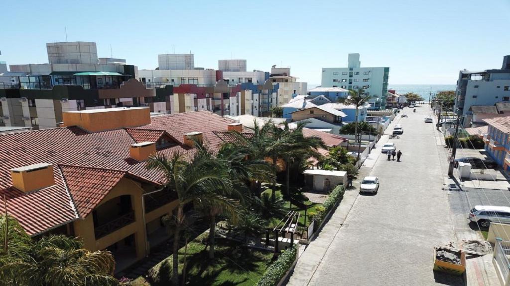  Apartamento 2 Dormitórios a 150m da Praia Bombas