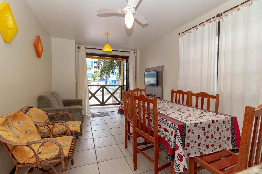  Apartamento 2 Dormitórios A 190 Metros Da Praia De Bombas - AN 08