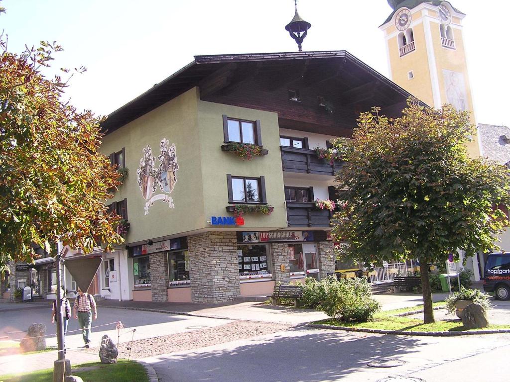 un edificio con un reloj encima en Appartementhaus Mantl, en Westendorf