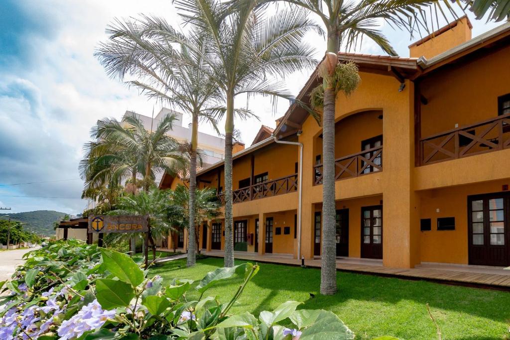  Apartamento 2 Dormitórios A 190 Metros Da Praia De Bombas - AN 06