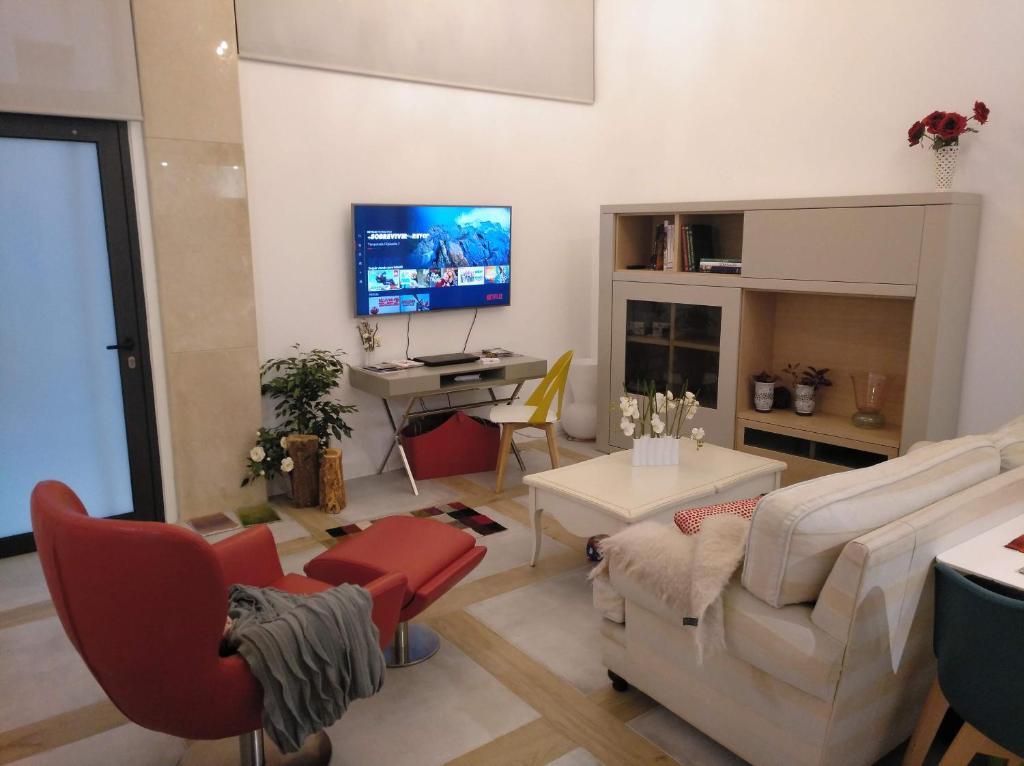 ein Wohnzimmer mit einem Sofa und einem Tisch in der Unterkunft Apartamento Urieli in Santander