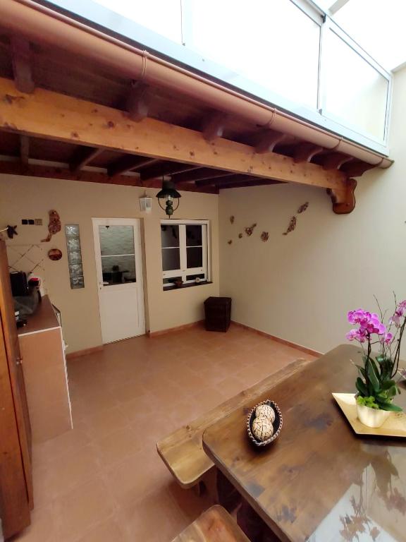 ein großes Wohnzimmer mit einem Tisch und einem Fenster in der Unterkunft Vivienda vacacional in Puerto del Rosario