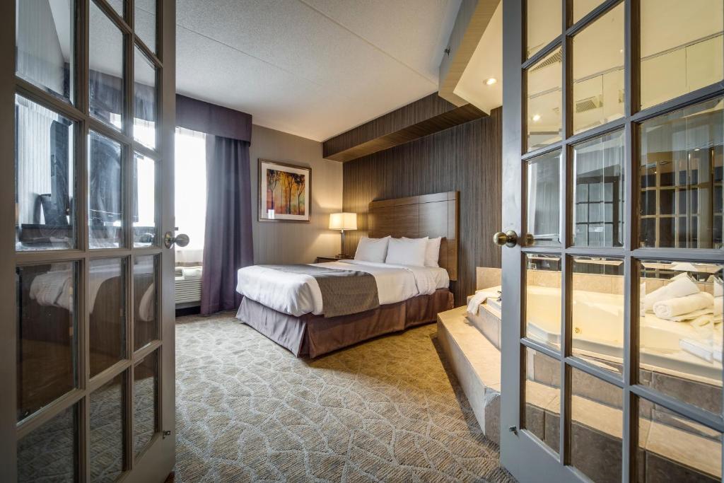 Postel nebo postele na pokoji v ubytování Monte Carlo Inn Airport Suites