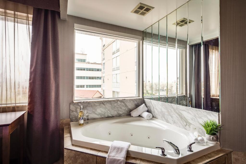 Koupelna v ubytování Monte Carlo Inn Airport Suites