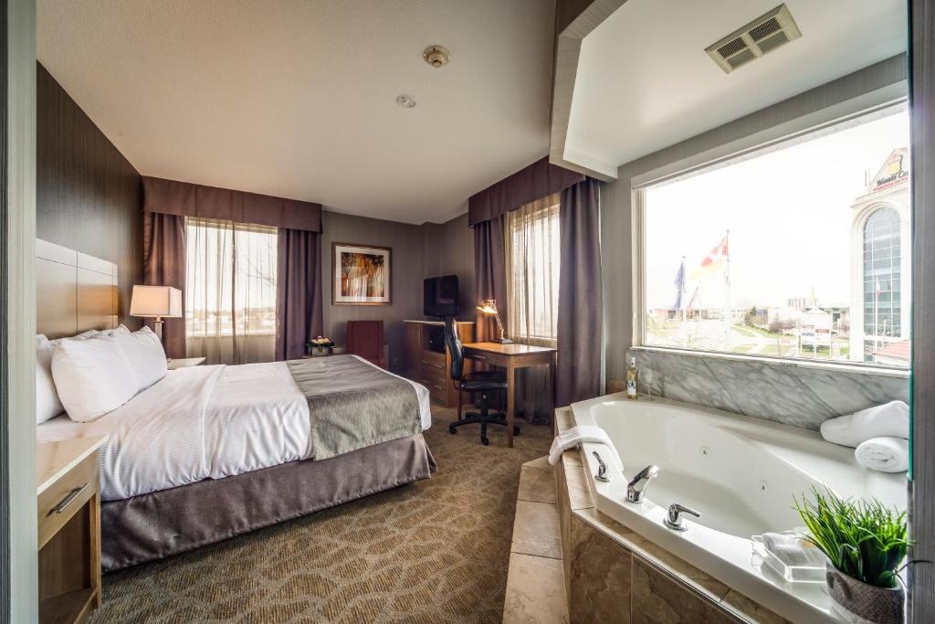 Postel nebo postele na pokoji v ubytování Monte Carlo Inn Airport Suites