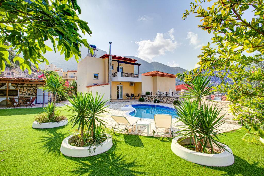 uma casa com piscina num quintal em Villa Vadim em Balíon