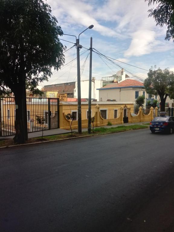Une voiture descendant dans une rue à côté d'une clôture dans l'établissement La Posada Del Misti, à Arequipa