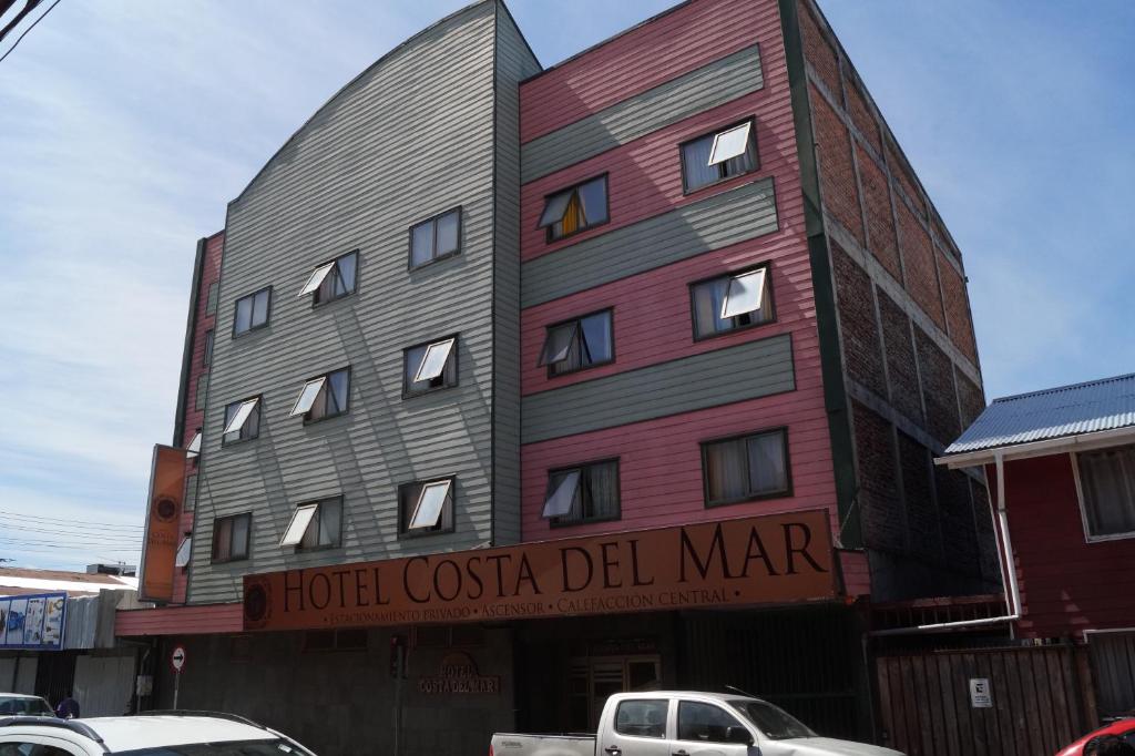 蒙特港的住宿－Hotel Costa del Mar，一座建筑,上面有标牌读酒店costa del mar