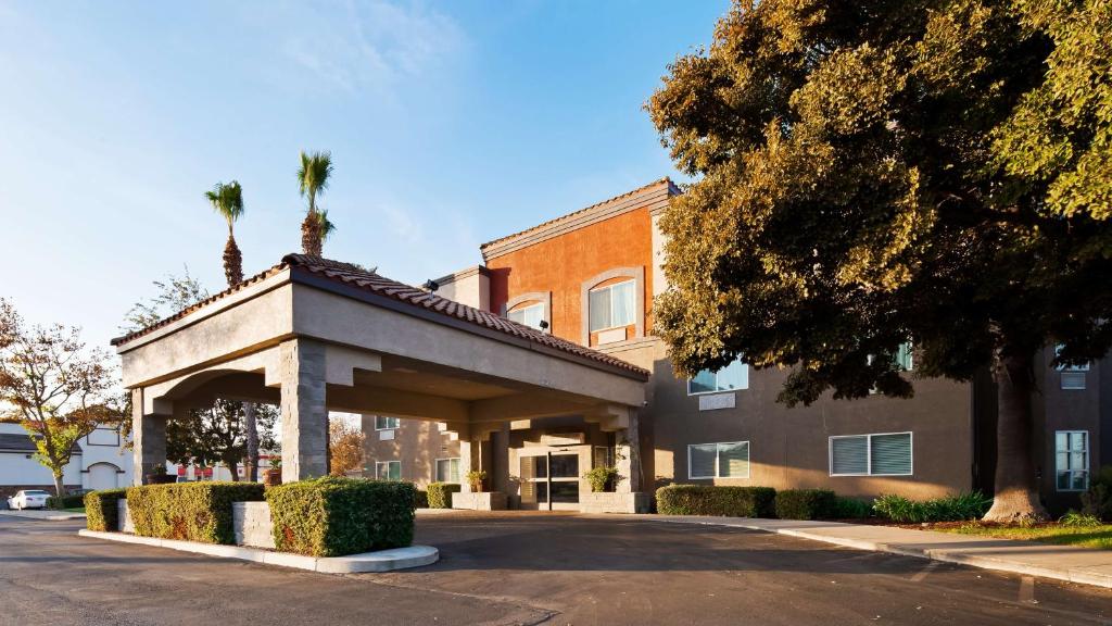 a large building with at Best Western Plus Villa Del Lago Inn in Patterson