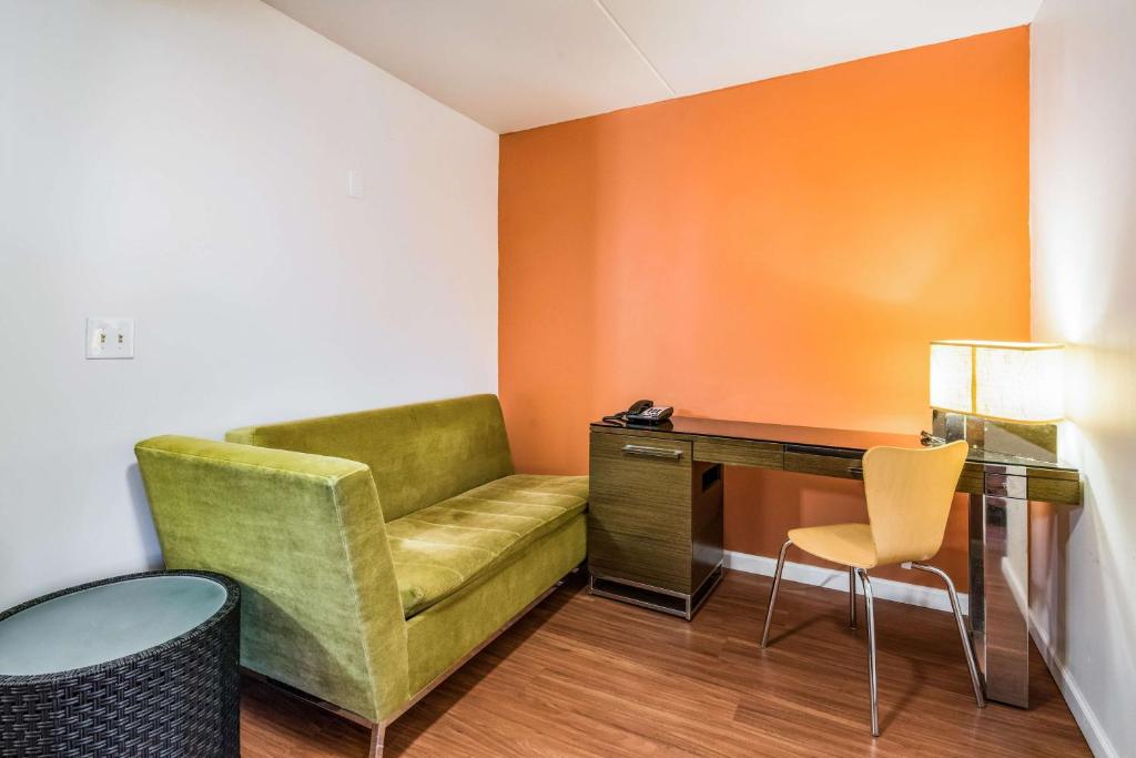 Posezení v ubytování Motel 6-Tinton Falls, NJ