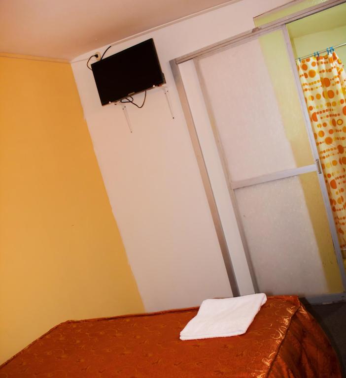 TV a/nebo společenská místnost v ubytování Hostal sambleño cusco Piero suite