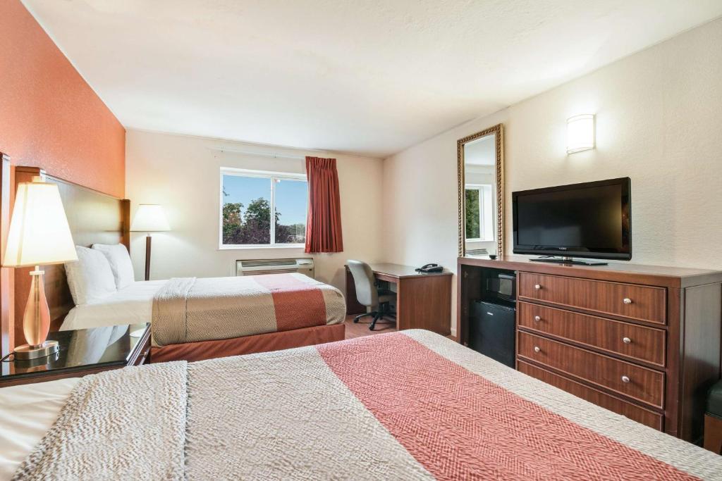 Postel nebo postele na pokoji v ubytování Motel 6-Tinton Falls, NJ