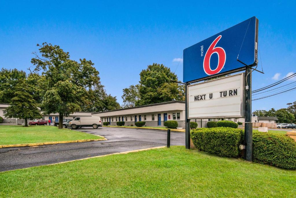a sign for a next u turn motel at Motel 6-Tinton Falls, NJ in Tinton Falls