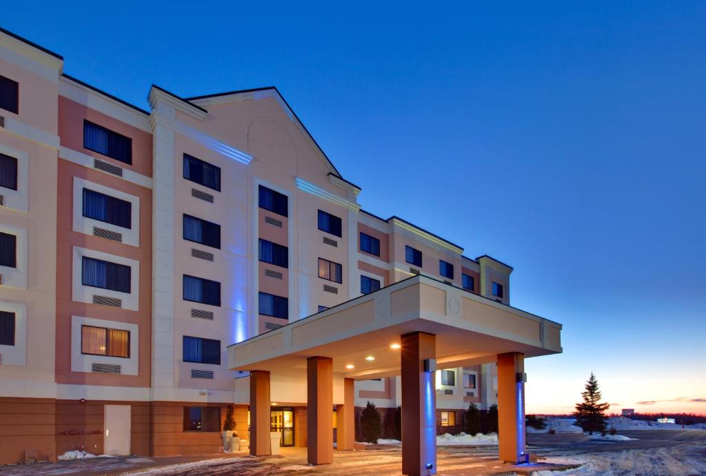 eine Darstellung der Vorderseite eines Hotels in der Unterkunft Holiday Inn Express Sault Ste Marie, an IHG Hotel in Sault Ste. Marie